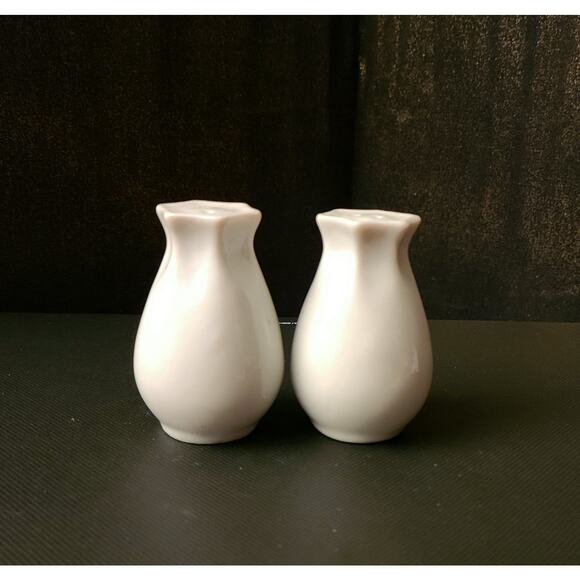 Vintage Porcelain Vase salt and pepper shakers - Picture 3 of 6